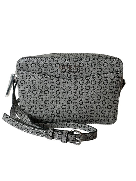 BOLSA GUESS CROSSBODY GRIS CON MONOGRAMA