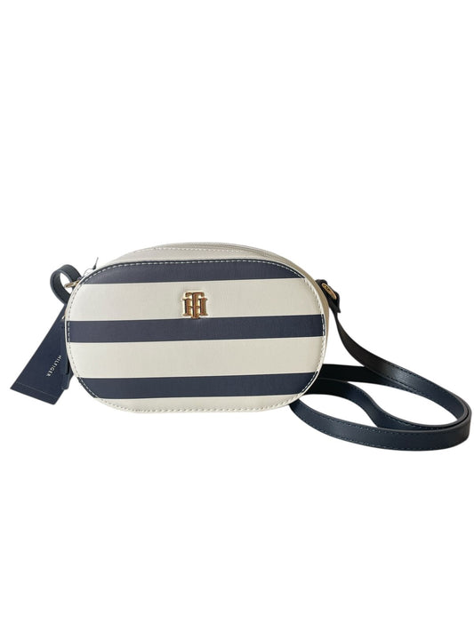 BOLSA CROSSBODY TOMMY HILFIGER RAYAS NAVY ESTILO NÁUTICO ELEGANTE