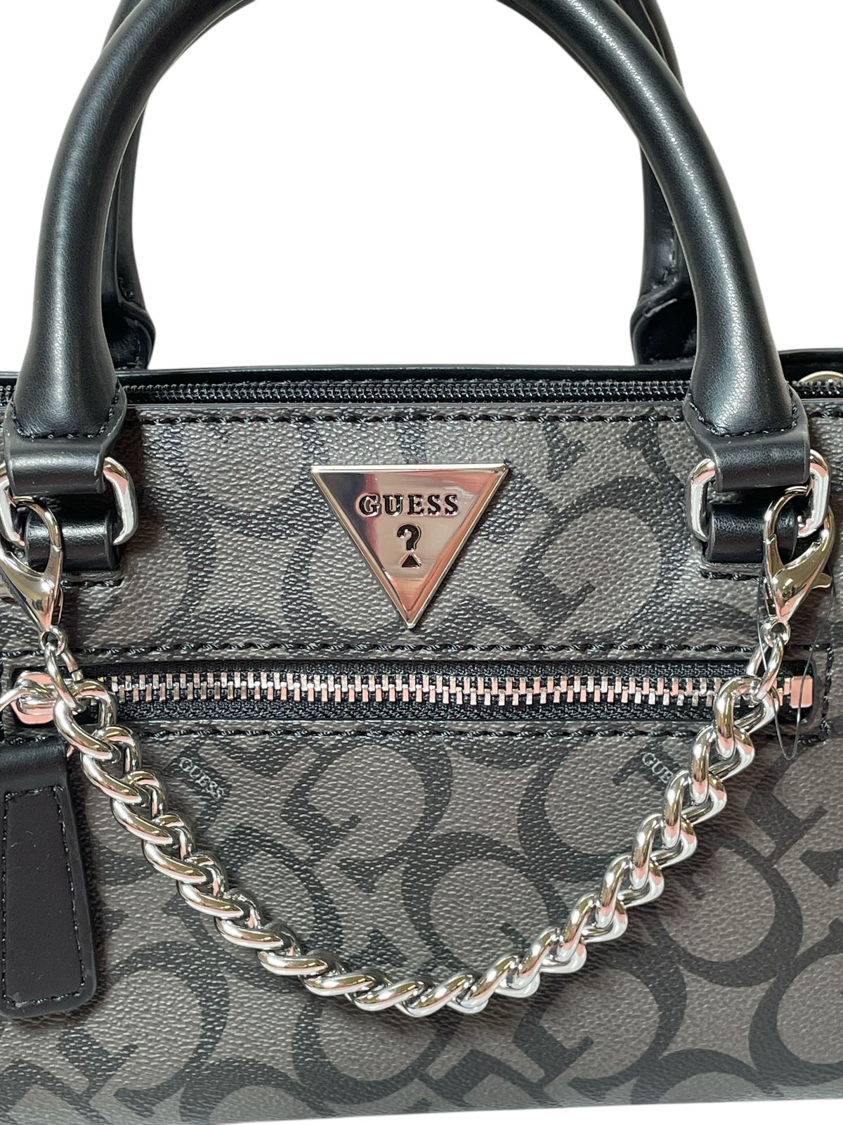 BOLSA GUESS DAMA GRIS CON DETALLES NEGROS Y CADENA