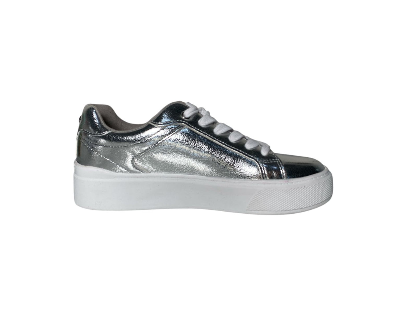 TENIS GUESS PLATEADOS - ESTILO URBANO Y MODERNO